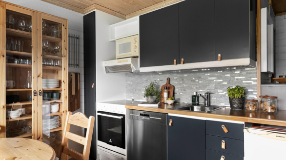 exemple de réalisation de covering de cuisine noir et bois